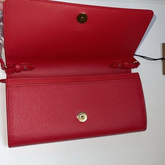 NWT BURBERRY HENLEY RED LOGO EMBOSSED LEATHER FLAP CROSSBODY STRAP CLUTCH BAG - Picture 5 of 13